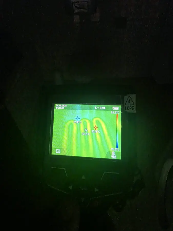 Cameră termografică cu ecranul care arată circuitele de încălzire din pardoseală