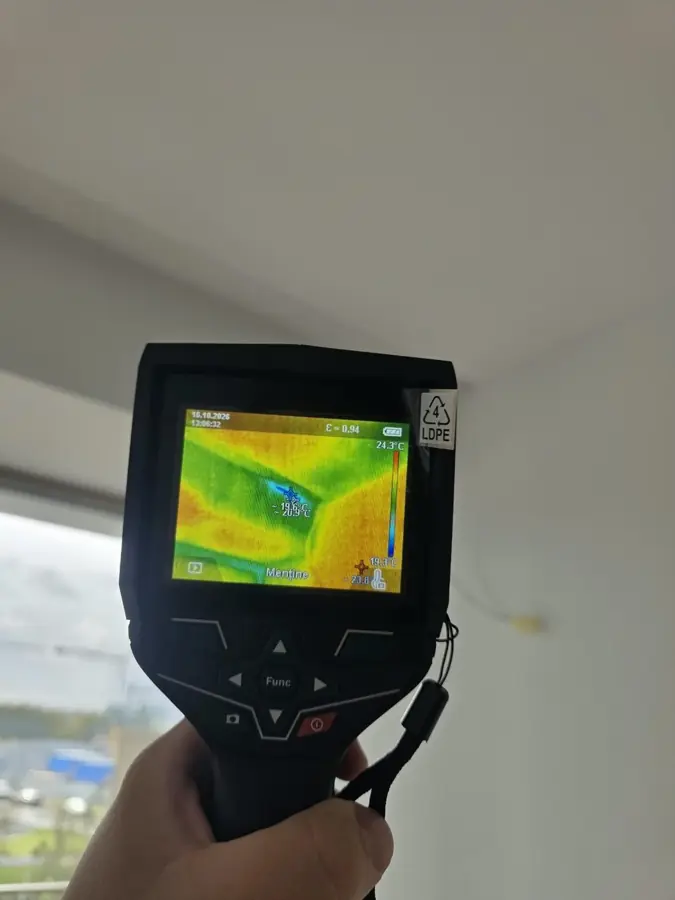 Camera termografică cu zona rece de la trecerea conductei hotei pe ecran