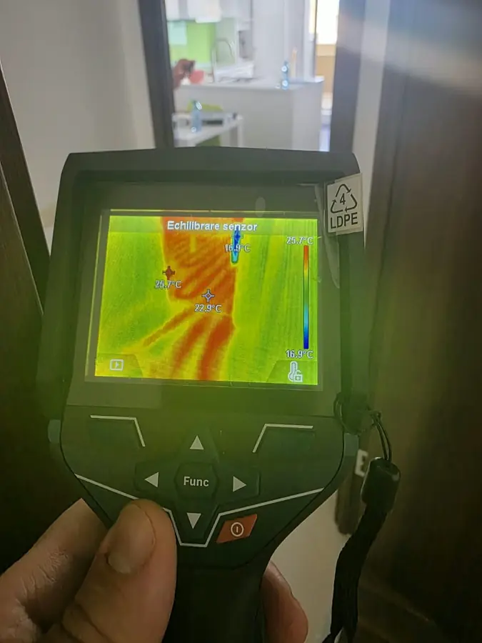 Termogramă cu circuitele încălzirii în pardoseală, pe ecranul camerei