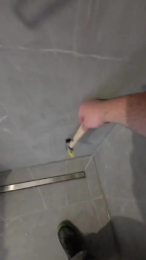 Baterea unei plăci cu ciocanul de cauciuc