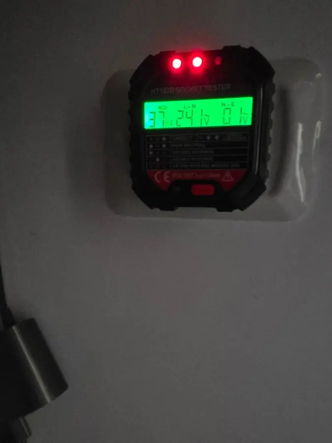 Tester de priză la o priză cu conductor de protecție funcțional