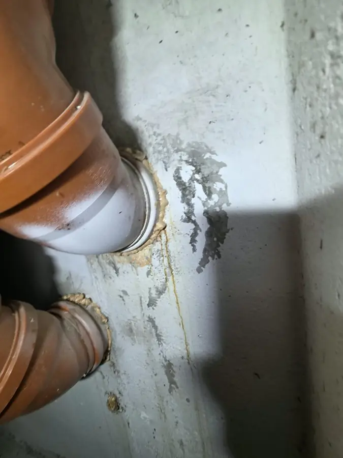 Cot de țeavă care trece prin perete, cu golul umplut cu spumă poliuretanică